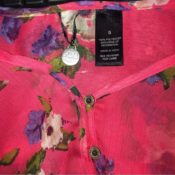 BKE Size S. Sheer Flowy Floral Blouse Coral/Pink Short Sleeve Button Front - Picture 6 of 7